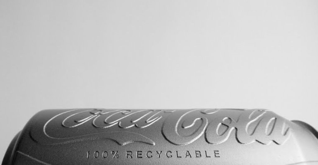 Lata Coca Cola: encantadora y buena con el mundo.