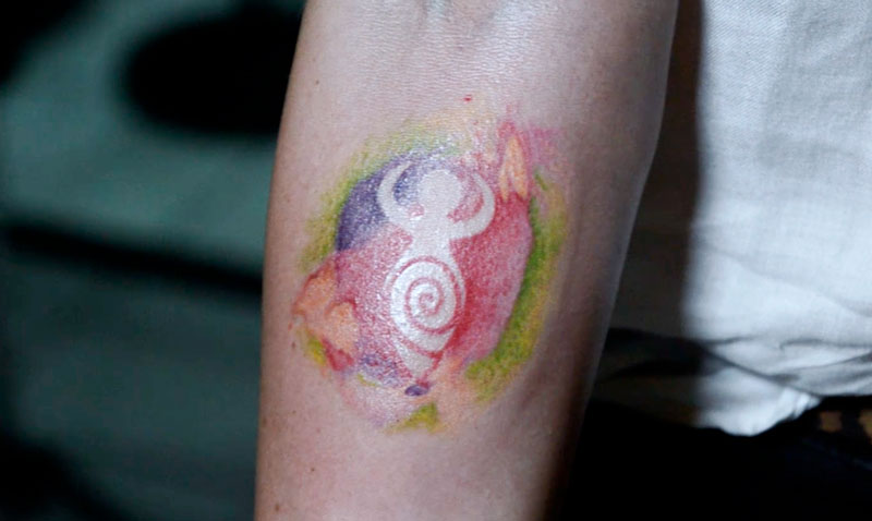 Youpanqui BBDO, Demus y Stefano’s Tattoo crean un tatuaje que convierte el dolor en una denuncia