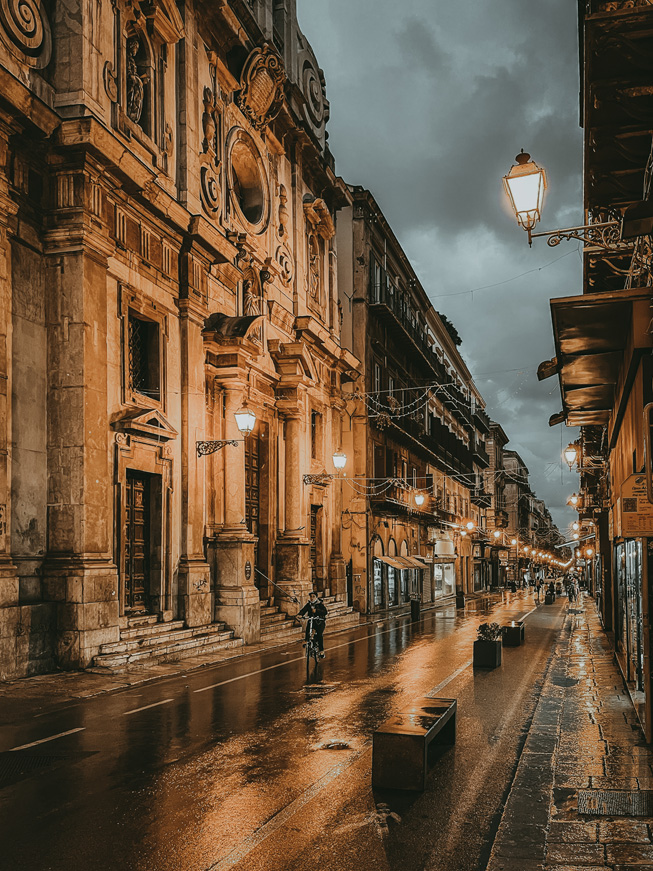 Una calle bajo la lluvia en Italia.