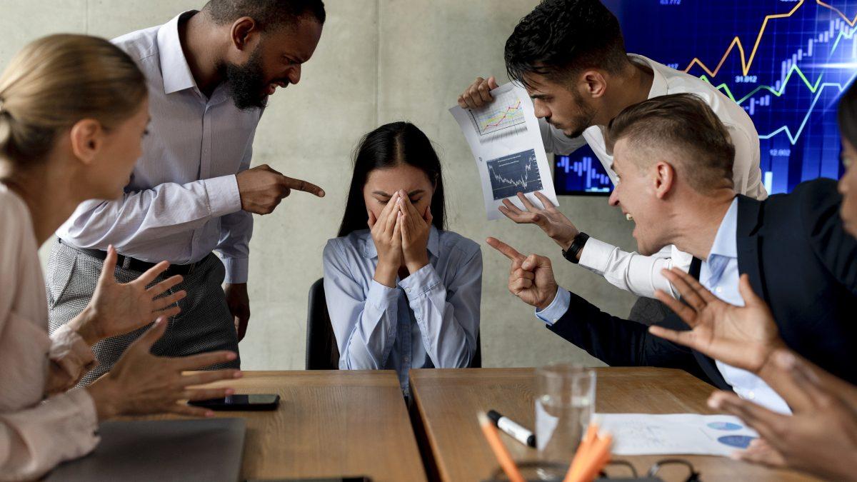 Mobbing en la empresa: 14 conductas habituales para estar atentos ante señales de acoso